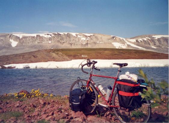 [фото: велосипед на фоне перевального озера]